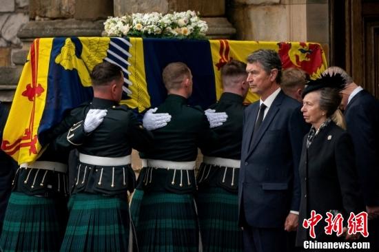 資料圖：當(dāng)?shù)貢r(shí)間9月11日上午，英國女王伊麗莎白二世的靈柩從避暑山莊巴爾莫勒爾堡出發(fā)，于數(shù)小時(shí)后抵達(dá)蘇格蘭首府愛丁堡。民眾在道路兩旁致意默哀，一些人向女王獻(xiàn)上鮮花，安妮公主伴隨女王的靈車出行。據(jù)悉，英女王的國葬將于9月19日在威斯敏斯特宮舉行。圖為安妮公主(右一)。