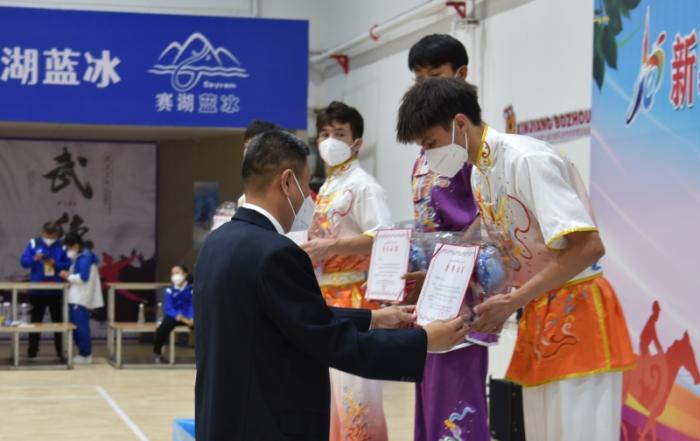 為獲獎(jiǎng)運(yùn)動(dòng)員頒獎(jiǎng)。買合木提 攝