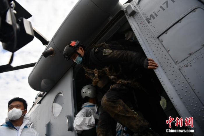 9月10日，此前曾失聯(lián)的24名甘孜公安特警乘坐直升機安全返回磨西鎮(zhèn)。瀘定地震發(fā)生當天，甘孜公安特警24名勇士率先挺進“孤島”海螺溝景區(qū)3號營地。9月5日至7日，他們將216名被困人員全部成功轉移。張浪 攝