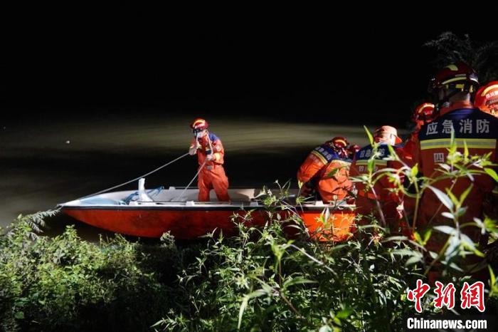 雅安消防抵達(dá)新民鎮(zhèn)碼頭，利用沖鋒舟轉(zhuǎn)移群眾。　鄭竺青 攝