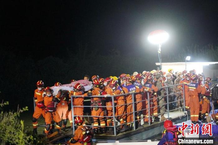 新民鄉(xiāng)碼頭，多方救援力量進(jìn)行傷員轉(zhuǎn)運(yùn)和救援力量輸送工作。　鄭竺青 攝