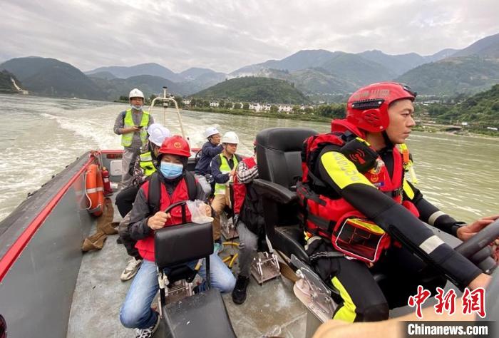 雅安消防利用船艇轉(zhuǎn)移被困人員。　鄭竺青 攝