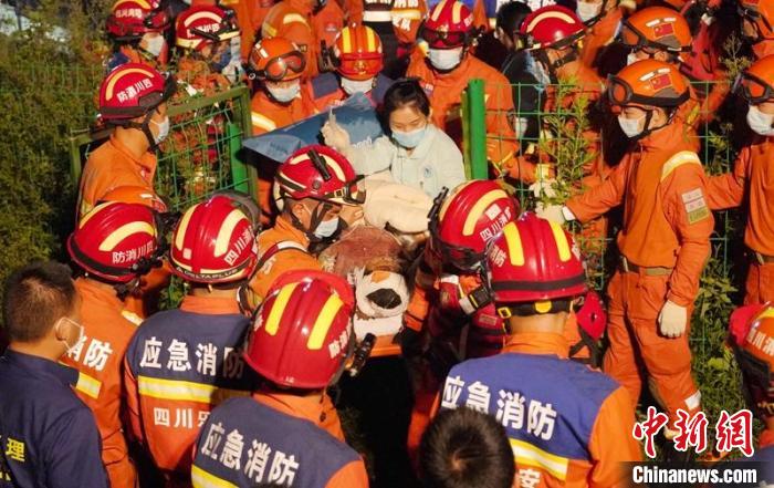 新民鄉(xiāng)碼頭消防員與多方救援力量一起運(yùn)送傷員?！∴嶓们?攝