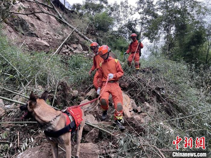 森林消防員通過垮塌路段。　四川森林消防供圖
