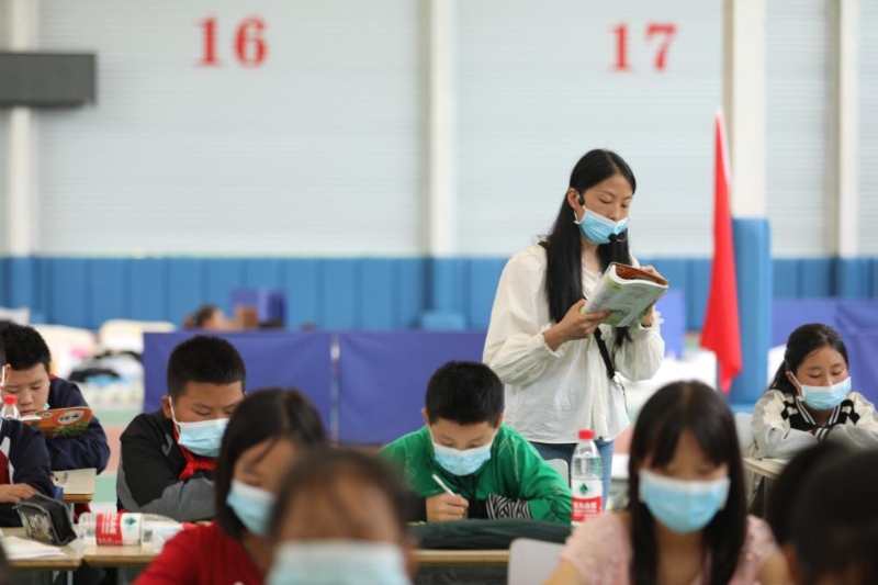 9月14日，老師在石棉縣王崗坪鄉(xiāng)國家能源集團大渡河大崗山公司提供的場地上為學生們講課。新華社記者 劉瓊 攝