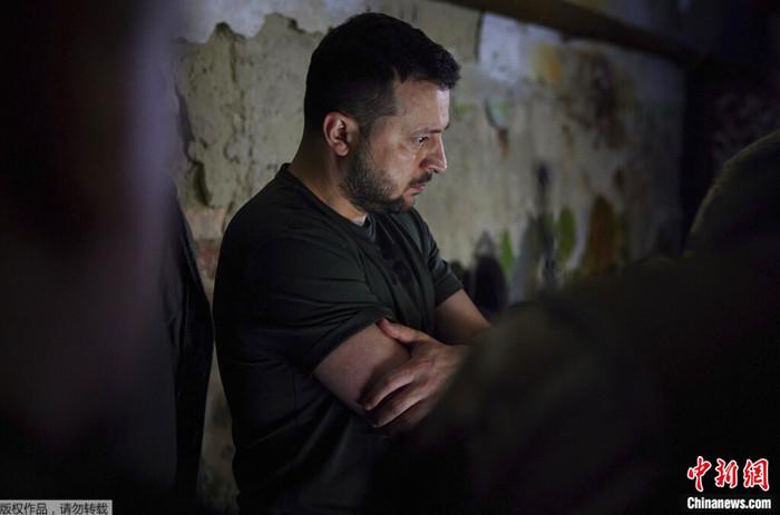 2022年6月5日，烏克蘭總統(tǒng)澤連斯基在頓巴斯地區(qū)前線聽取軍人報(bào)告。圖片來源：烏克蘭總統(tǒng)新聞辦公室。