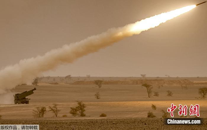 資料圖：“海馬斯”高機(jī)動(dòng)多管火箭炮系統(tǒng)。