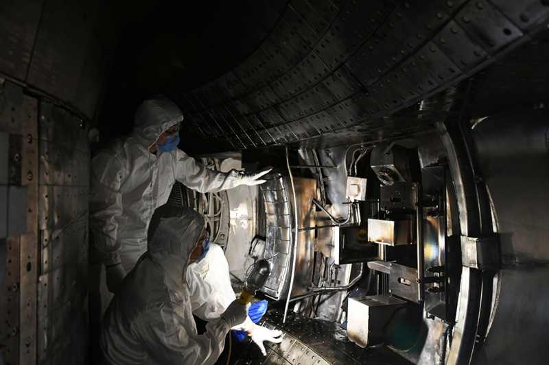 2018年8月29日，科研人員在進行EAST裝置內(nèi)部檢查。（圖源：新華社）