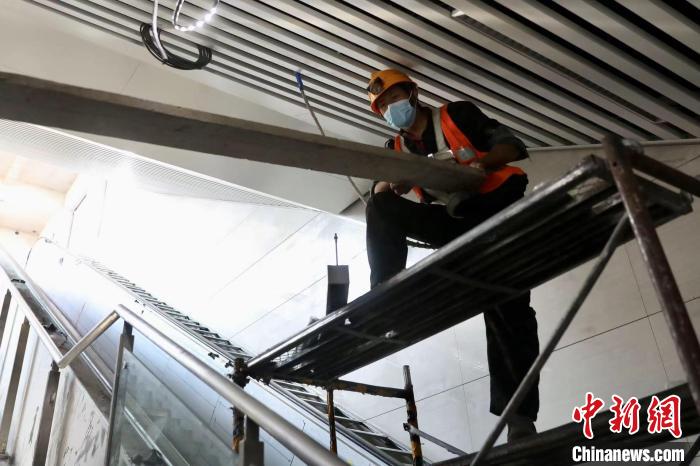 圖為施工人員在北京地鐵16號線富豐橋站內(nèi)作業(yè)?！?lt;a target='_blank' href='/'>中新社</a> 易海菲 攝