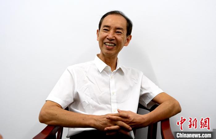 長(zhǎng)泰區(qū)老科協(xié)會(huì)長(zhǎng)薛明發(fā)講述兩岸同名村交流故事?！埥鸫?攝