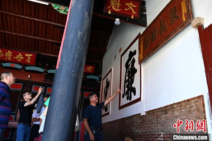 山重村薛氏家廟內(nèi)懸掛著臺(tái)灣宗親贈(zèng)送的“敦親睦族”牌匾?！埥鸫?攝