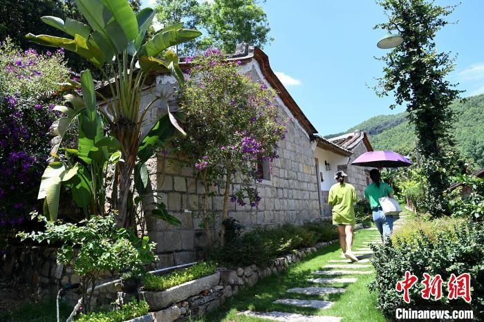 山重村不少古厝院子改造成具有閩南風(fēng)格的民宿?！埥鸫?攝