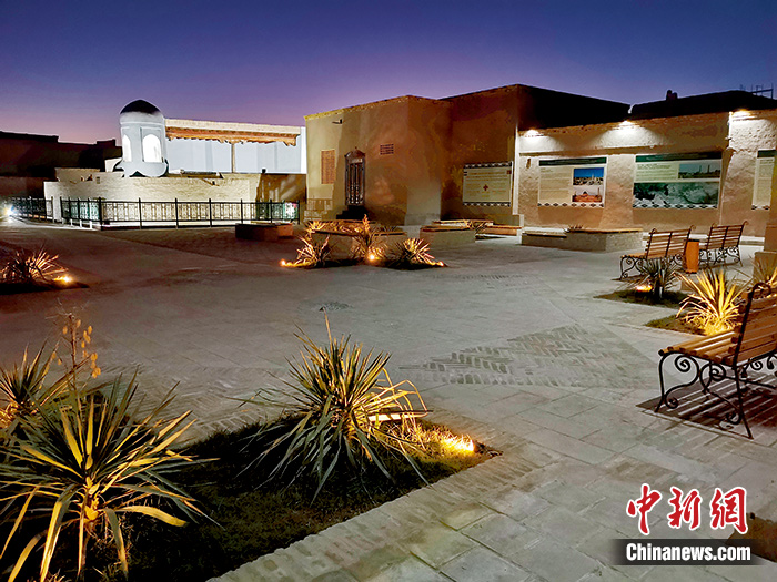 圖為修復(fù)后的廣場(chǎng)夜間景觀。許言 供圖