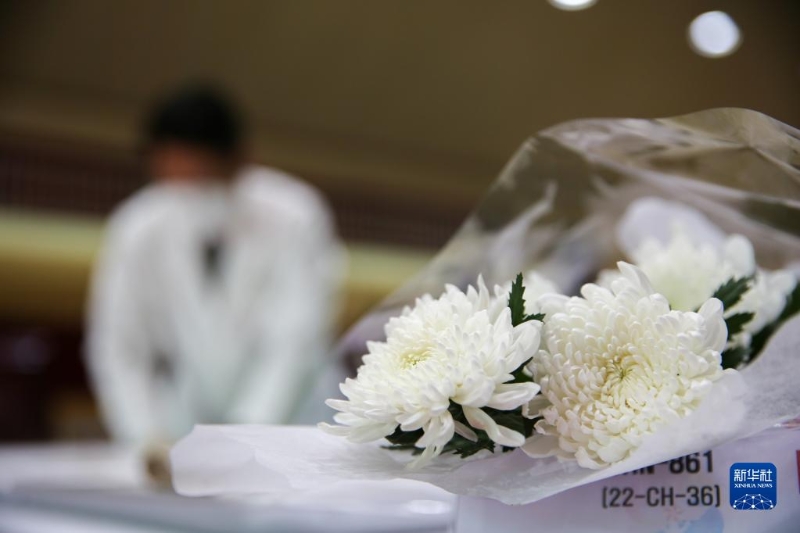 9月15日，在韓國仁川，韓方工作人員將志愿軍烈士遺骸入殮。（圖源：新華社）