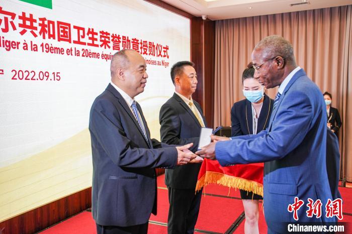 圖為授勛儀式現(xiàn)場。　陳冠言　攝