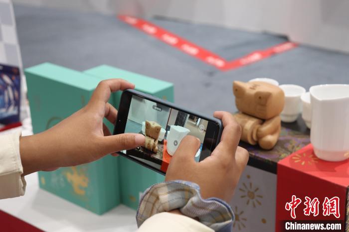 民眾逛展，拍照留念?！±蠲鬈?攝