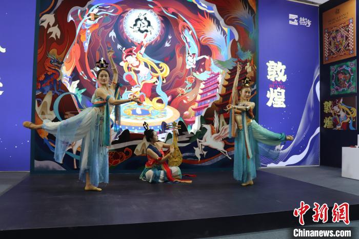 演職人員現(xiàn)場表演敦煌舞蹈?！±蠲鬈?攝