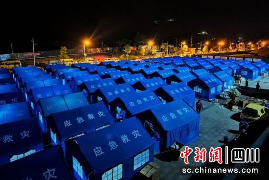 迅速下達(dá)救災(zāi)資金，設(shè)置地震臨時(shí)安置點(diǎn)。四川省財(cái)政廳 供圖