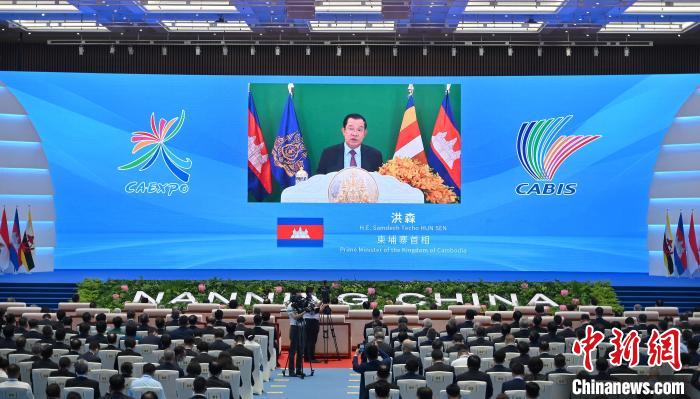 圖為柬埔寨首相洪森在第19屆中國(guó)—東盟博覽會(huì)、中國(guó)—東盟商務(wù)與投資峰會(huì)開幕大會(huì)上發(fā)表視頻致辭?！∮峋浮z