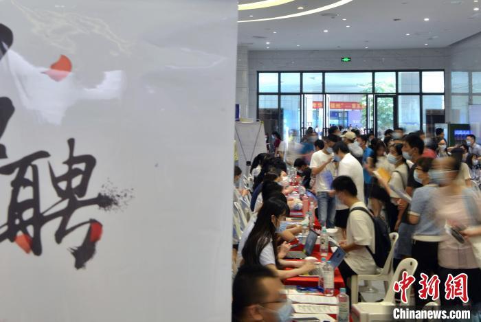 資料圖：圖為畢業(yè)生在招聘會上了解崗位信息。張斌 攝