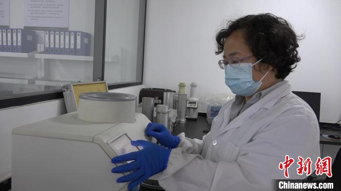 檢驗(yàn)員對(duì)樣品進(jìn)行檢測(cè)。　王惠琳 攝