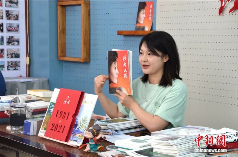 讀者出版集團(tuán)工作人員在直播間介紹《讀者文摘》歷史。近年來(lái)，該集團(tuán)探路“線上時(shí)代”。李亞龍 攝