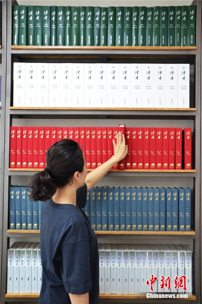 工作人員挑選《讀者》往期合訂本。李亞龍 攝