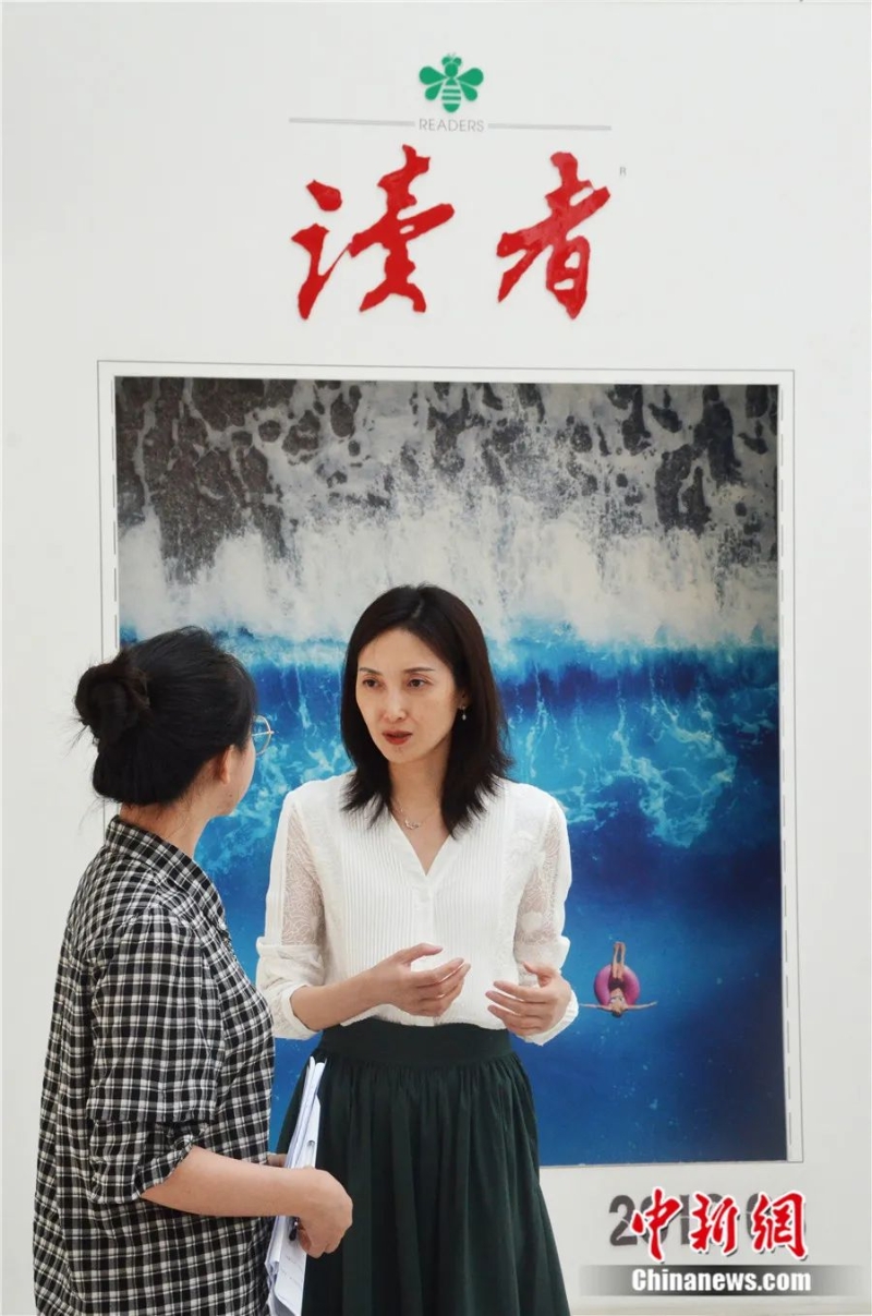 讀者雜志社副社長(zhǎng)、副總編輯陳天竺(右)接受<a target='_blank' href='/'>中新社</a>記者采訪。李亞龍 攝