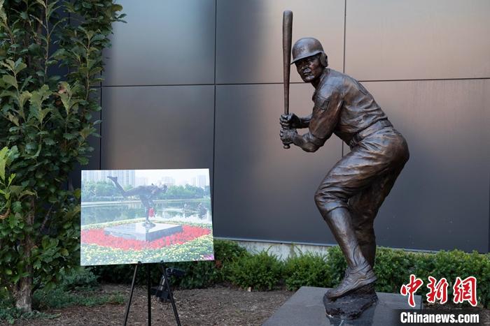 當(dāng)?shù)貢r間9月15日，中國駐美大使秦剛訪問密蘇里州圣路易斯市，出席圣路易斯-南京姐妹友城43周年紀(jì)念活動，并為當(dāng)?shù)匕羟蜿牸t雀隊主場比賽開球。圖為紅雀隊棒球場外的友城紀(jì)念雕像。 <a target='_blank' href='/'>中新社</a>記者 廖攀 攝