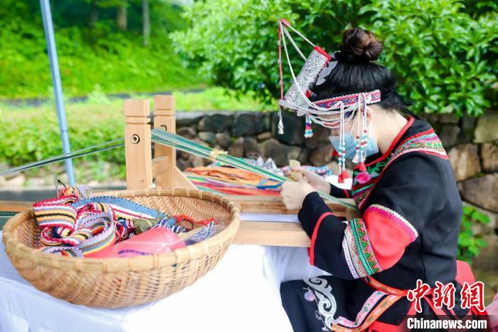 指尖傳承千年文化:“挑撥”間盡顯民族非遺魅力