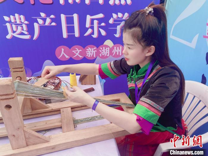 涂國(guó)佳在展示畬族彩帶編織技藝 章村鎮(zhèn) 供圖 涂國(guó)佳在展示畬族彩帶編織技藝 章村鎮(zhèn) 供圖