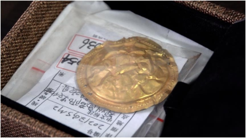 這是鄭州商城遺址高等級(jí)貴族墓M2中出土的金泡。新華社記者袁月明攝