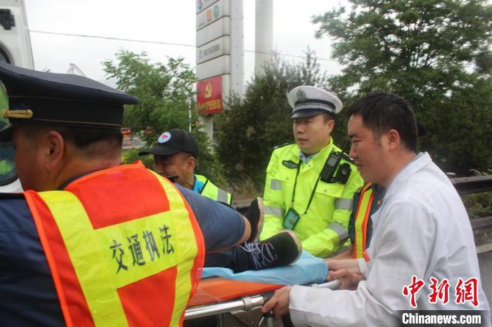 以人為本，組織救助交通事故受傷人員?！￡懫顕?攝