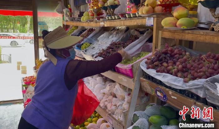 玉樹州委宣傳部供圖 圖為玉樹州群眾正在選購蔬菜?！z