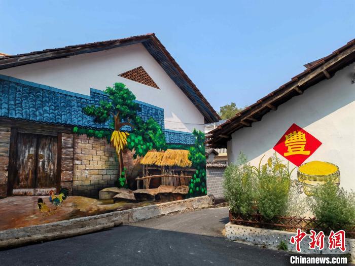 龍池村一幅幅特色農(nóng)耕墻畫?！∽T雅麗 攝