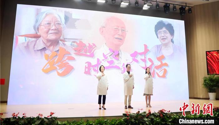 國(guó)婦嬰的三位青年員工與莊留琪、王雅蓀、李國(guó)維三位老職工開(kāi)展了一場(chǎng)“跨越時(shí)空的對(duì)話(huà)” ?！?guó)婦嬰供圖