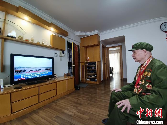 漳州抗美援朝老兵張宜順觀看直播?！≌闹菔型艘圮娙耸聞?wù)局供圖