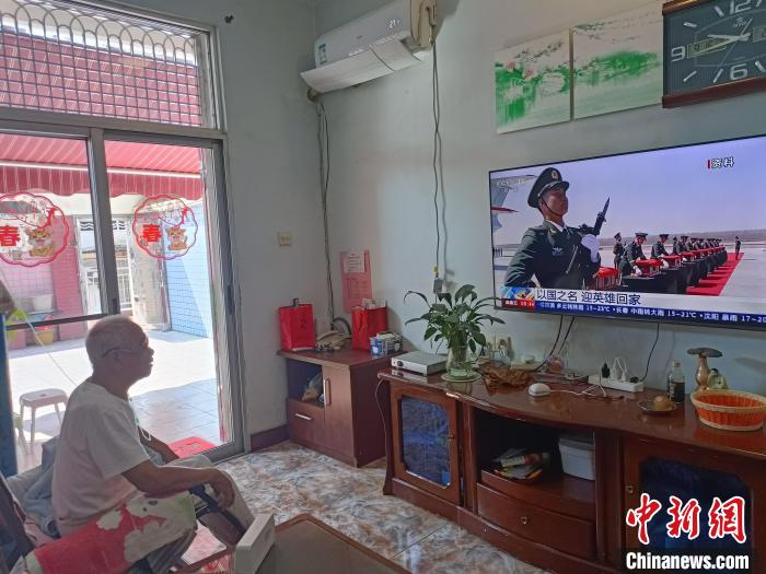 漳州干休所離休老干部黃應(yīng)誠(chéng)觀看直播?！≌闹菔型艘圮娙耸聞?wù)局供圖