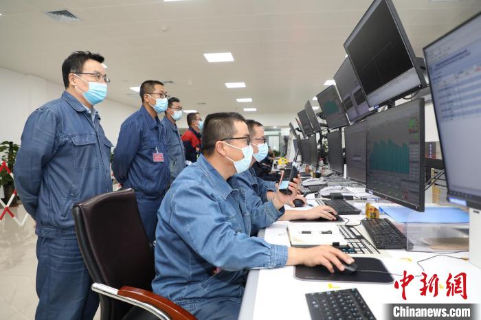 員工正在精心調(diào)整操作?！●R波 攝