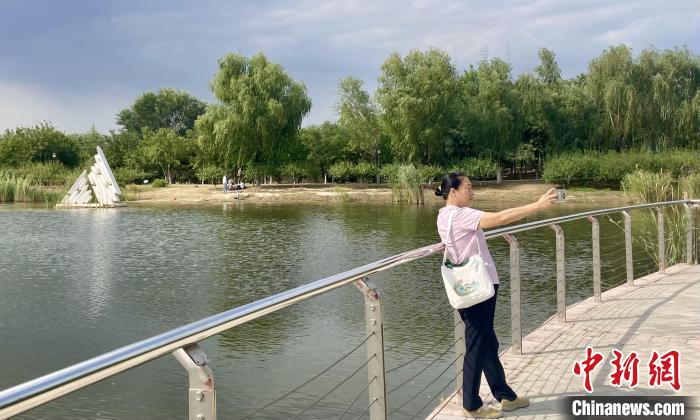 市民在永定河休閑森林公園游玩?！⌒戽?攝