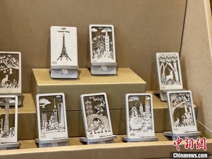 莊世賢將溧水文化和“紙箱王”相結(jié)合，用瓦楞紙打造出獨(dú)具特色的“紙上世界”?！⌒焐荷?攝