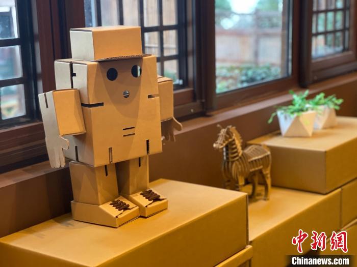 莊世賢不斷思考如何豐富“紙上文創(chuàng)”的地方元素。　徐珊珊 攝