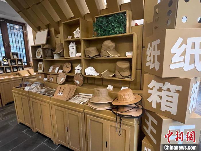 游客可以吃著“紙火鍋”，體驗(yàn)做手工的樂趣，感受不一樣的小鎮(zhèn)慢生活。　徐珊珊 攝