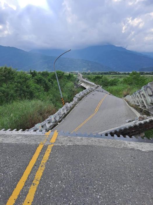 臺(tái)東縣池上鄉(xiāng)18日下午2時(shí)44分發(fā)生地震，全臺(tái)有感，花蓮玉里高寮大橋斷裂，疑似有人車掉落橋下，警消趕往救援。(臺(tái)灣“中央社”圖 臺(tái)東縣府提供)