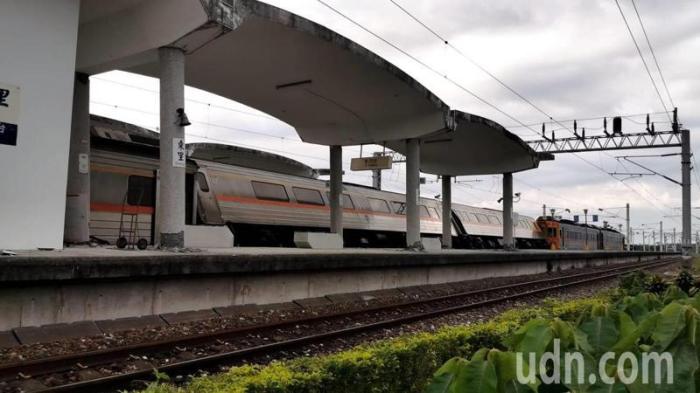 臺東富里東里車站今天下午發(fā)生地震后，月臺倒塌、列車傾斜。記者卜敏正／攝影 