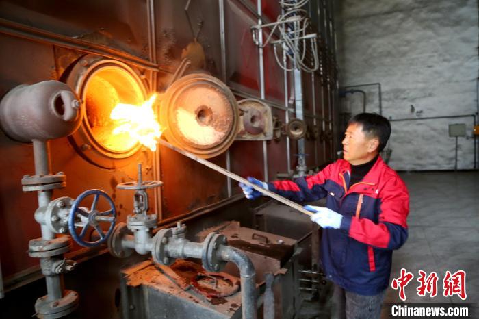 供熱工人查看供熱鍋爐燃燒情況?！●T宏偉 攝