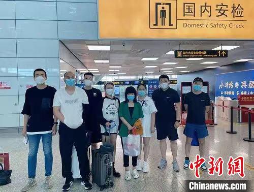 圖為警方押解犯罪嫌疑人?！￡惏蜖柣⑵旃簿止﹫D