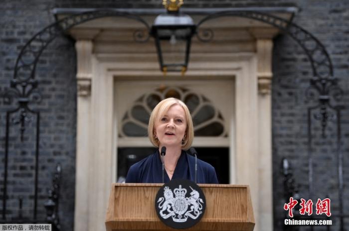 當(dāng)?shù)貢r(shí)間9月6日，伊麗莎白·特拉斯在倫敦首相府門前發(fā)表就任英國(guó)新首相以后的首次演講。