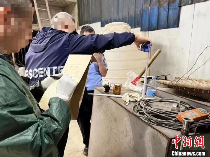 圖為章睿和同事在辦案現(xiàn)場?！≈貞c大渡口區(qū)公安分局供圖