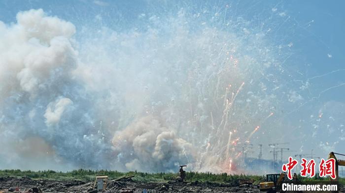 當(dāng)日集中銷毀非法煙花爆竹現(xiàn)場。　上海警方供圖